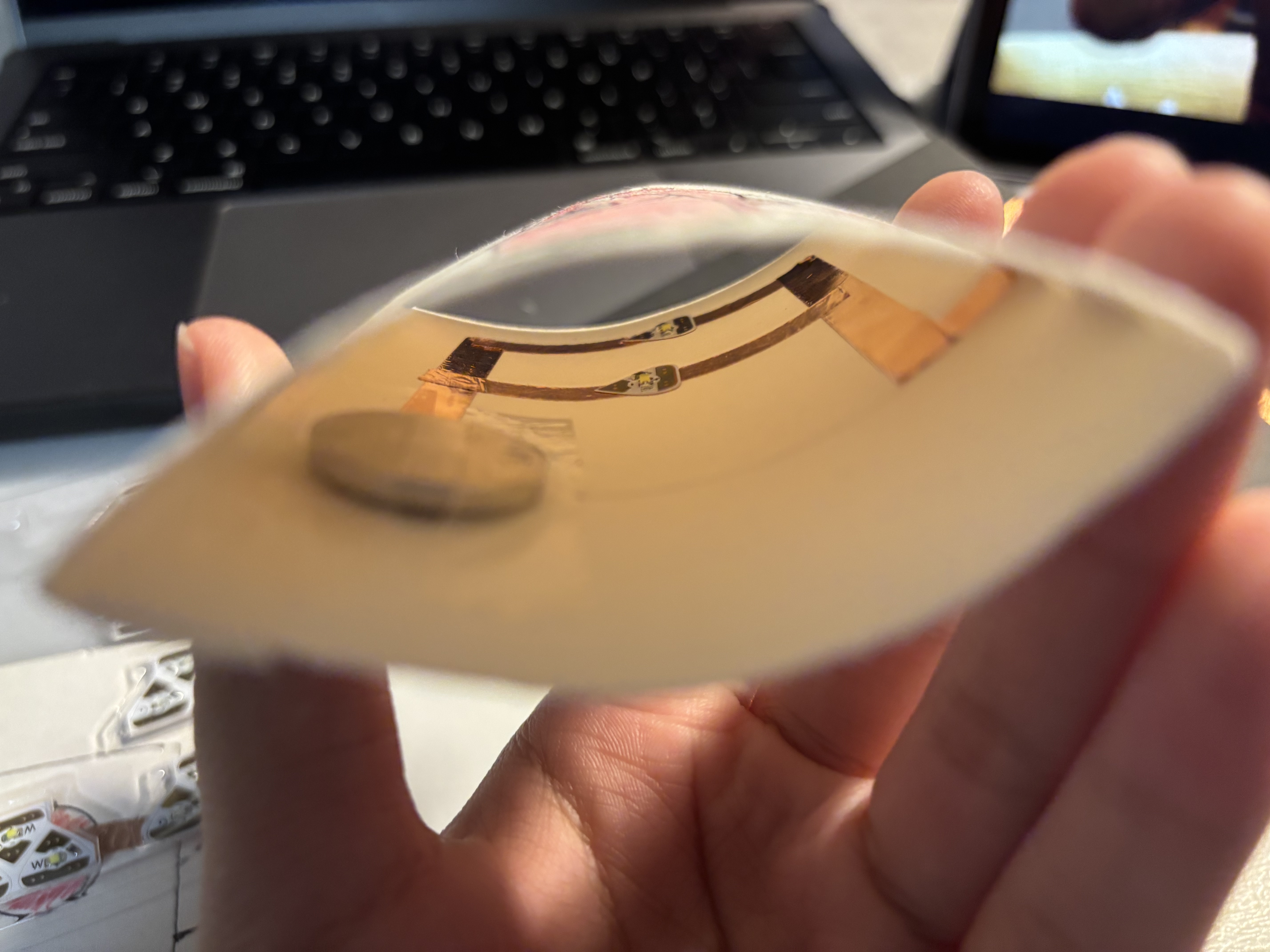Car headlight circuit reusing the parallel circuit method.