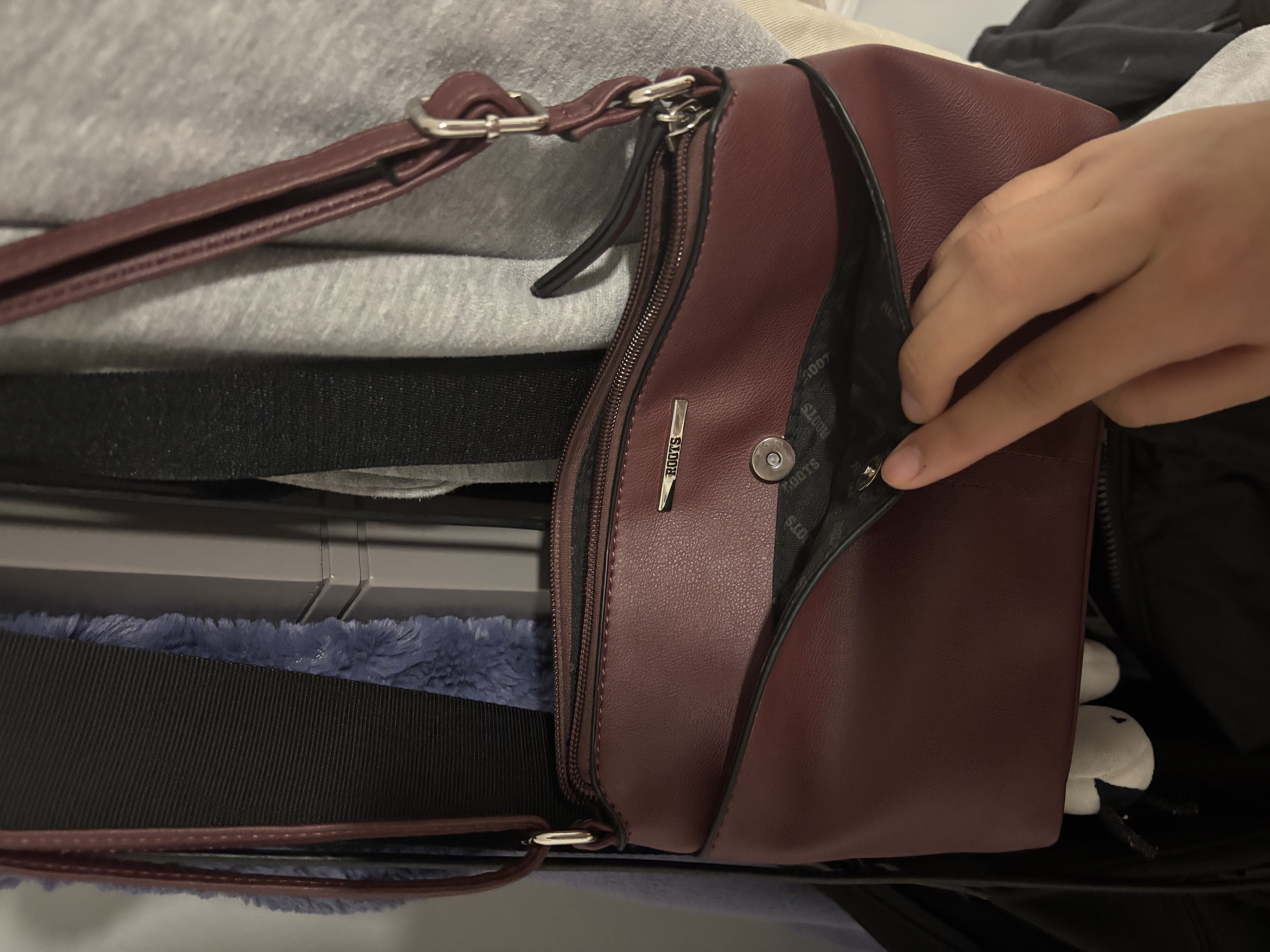 Wearable-interaction with a purse. Lights turn on when the purse pocket is opened to show contents inside.