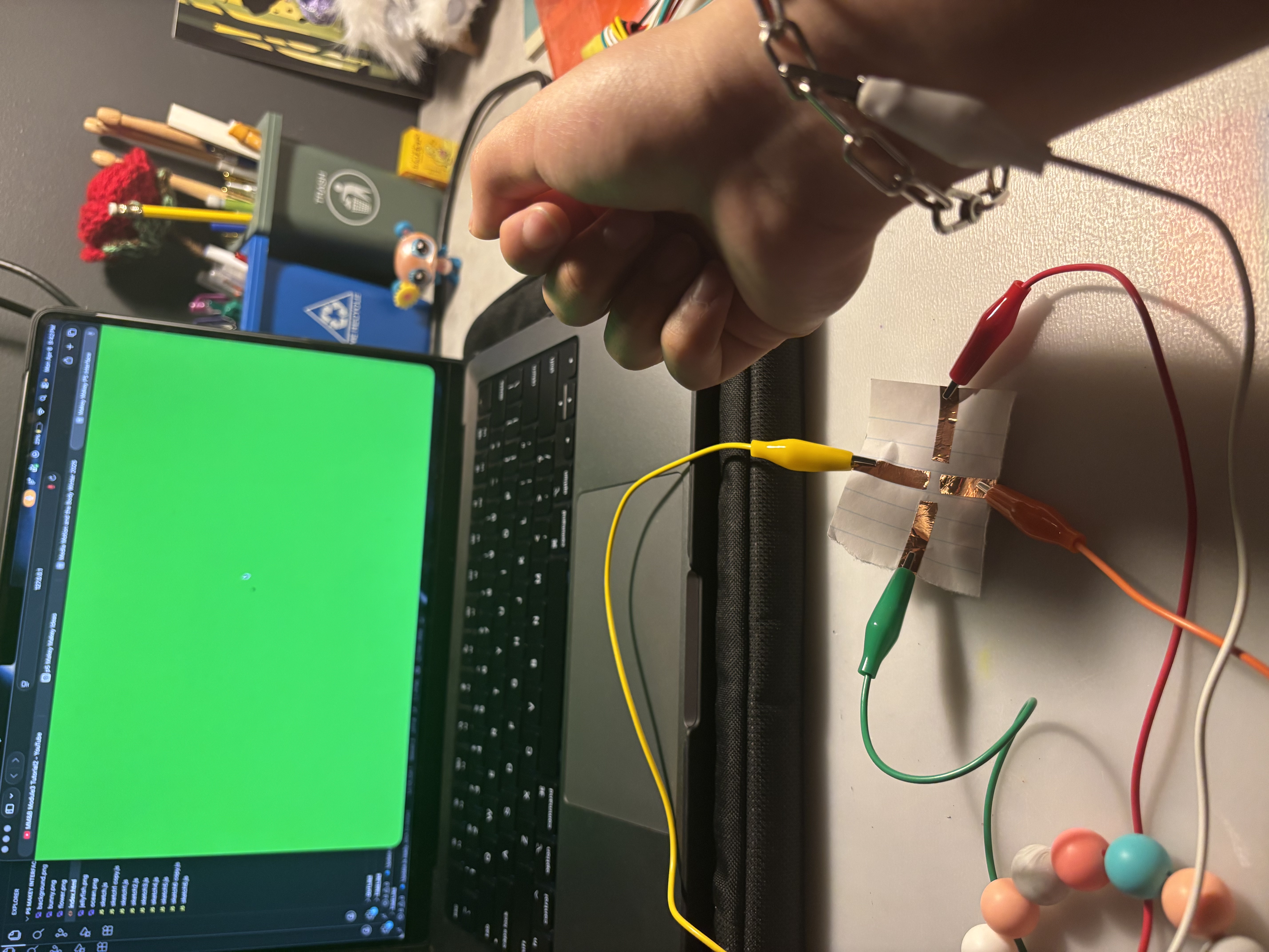 Testing the conductivity of my bracelet with the Makey Makey.