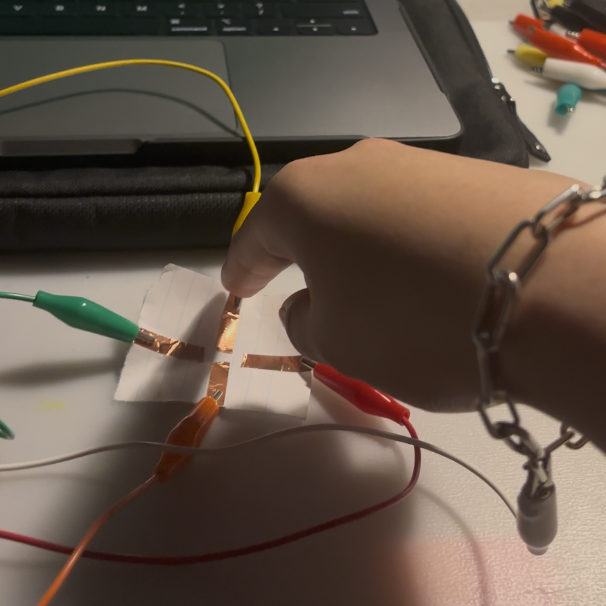 Testing the conductivity of my bracelet with the Makey Makey. <a href='https://youtube.com/shorts/P51xbMgjbUg?feature=share' target='_blank'><p>Experimentation video link</p></a>